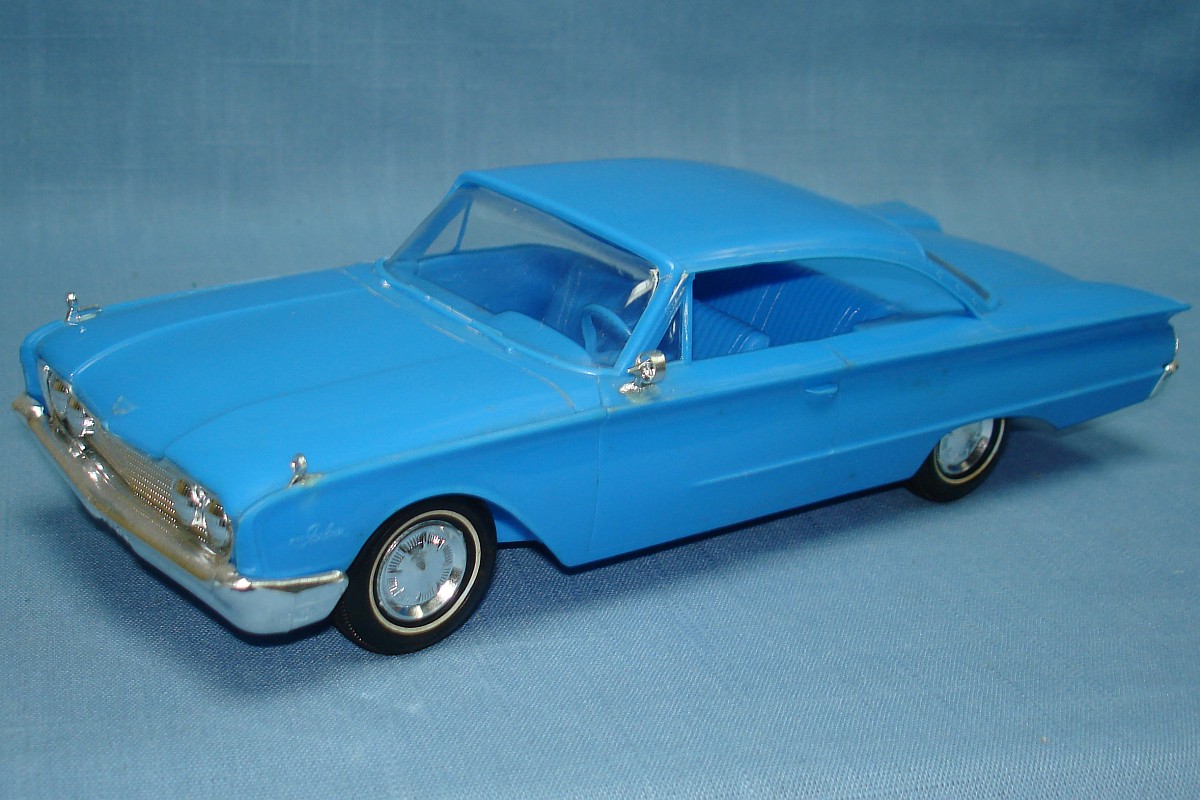 Vintage 1960 Ford Starliner Hardtop AMT Plastic Model Kit 4010 Stock Hood