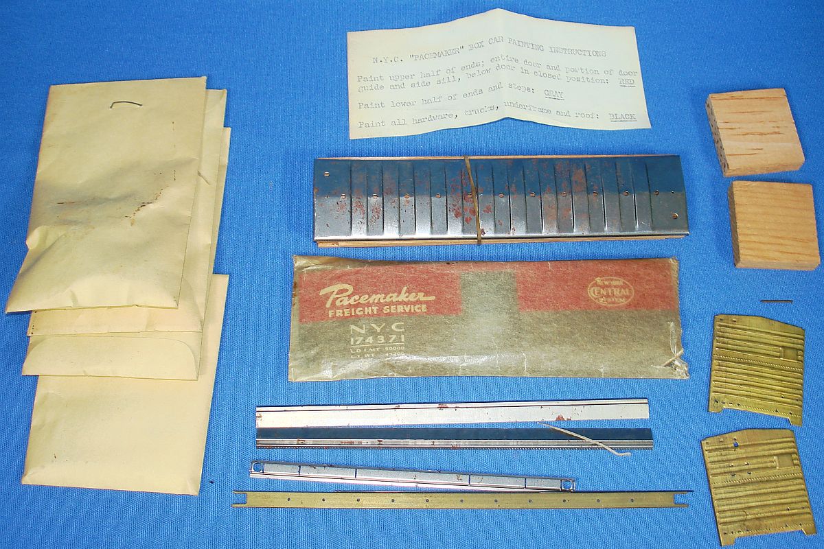 Vintage HO Gauge Irvin Athearn NYC Pacemaker Freight Service Boxcar 174371 Contents
