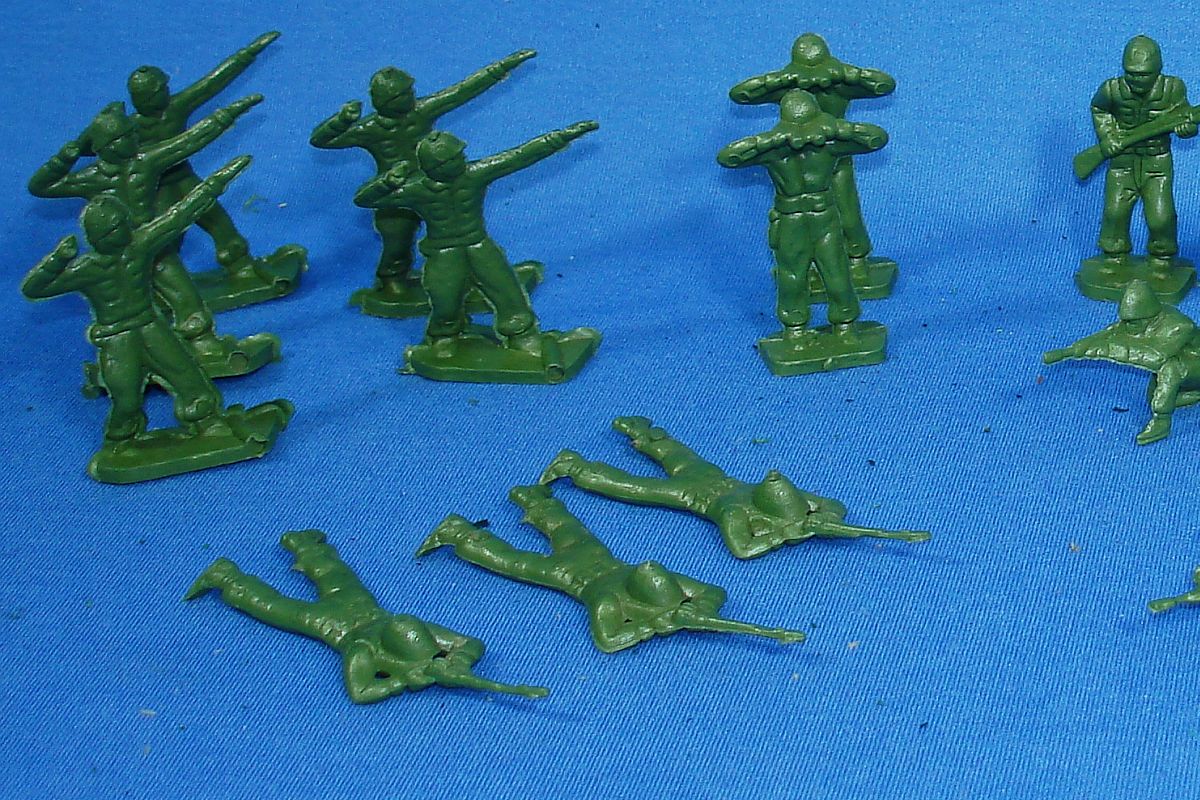 Vintage Green Plastic WWII US Army Infantry Toy Soldiers 10 Poses Standing Sitting Kneeling