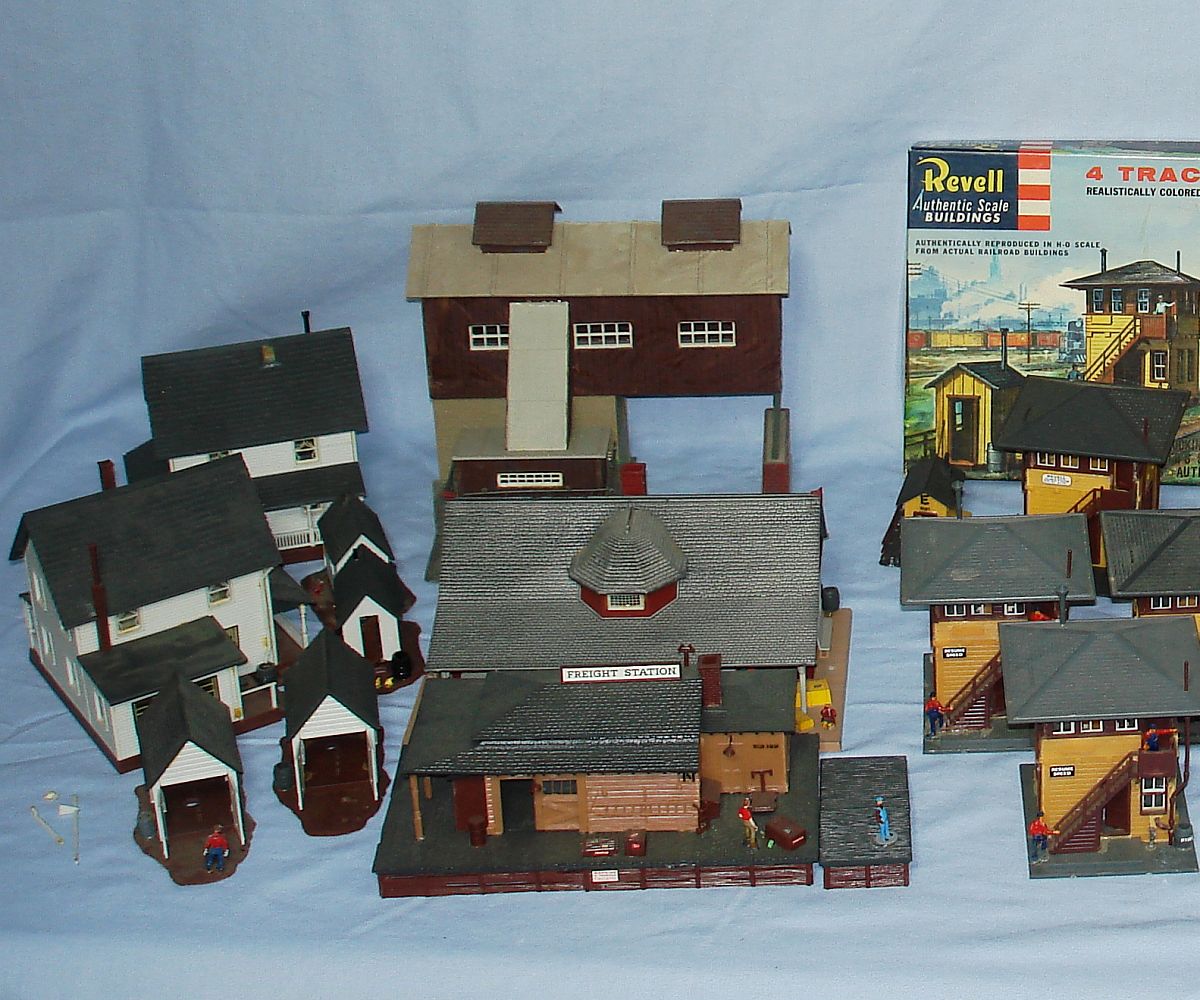 VINTAGE REVELL AUTHENTIC SCALE BUILDINGS FARM TOWN TRACKSIDE MODEL