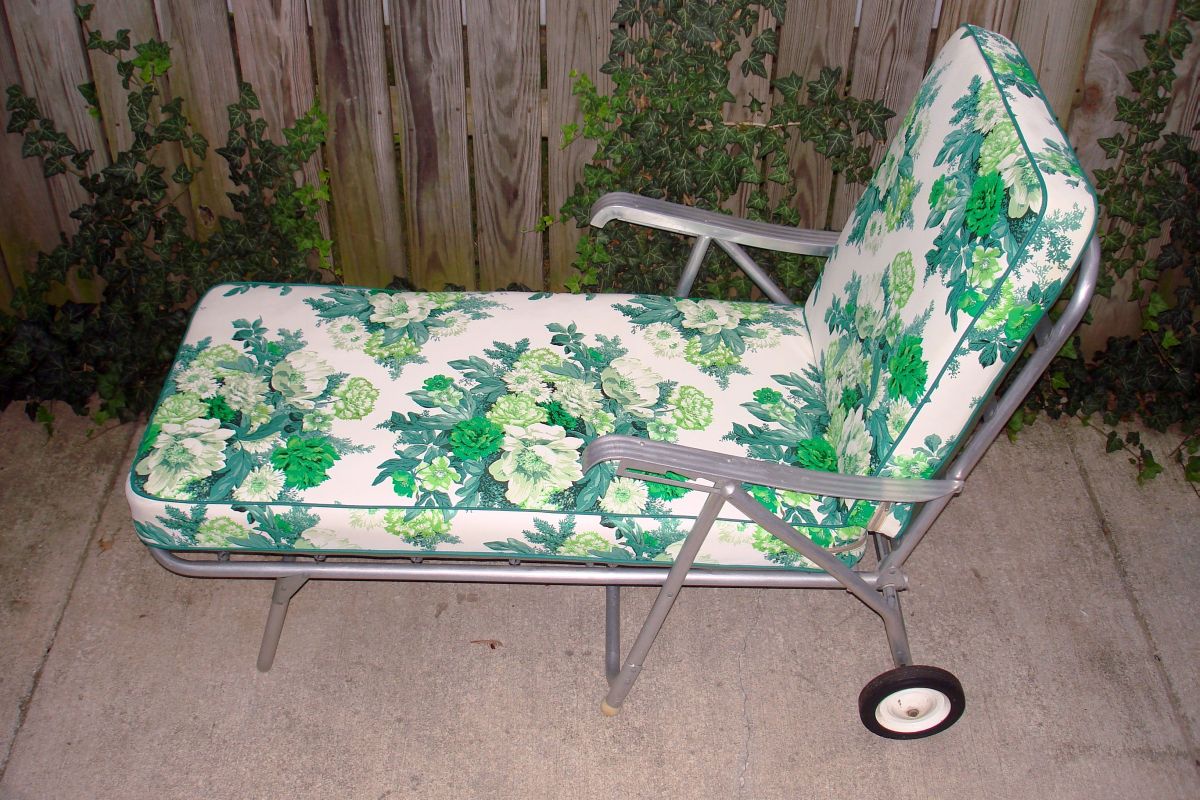Vintage Aluminum Lawn Chaise Longue Chair Green Floral Spring Mattress Position One Jpg 1200 800 Pool Lounge Chairs Pool Chaise Lounge Lounge Chair Outdoor