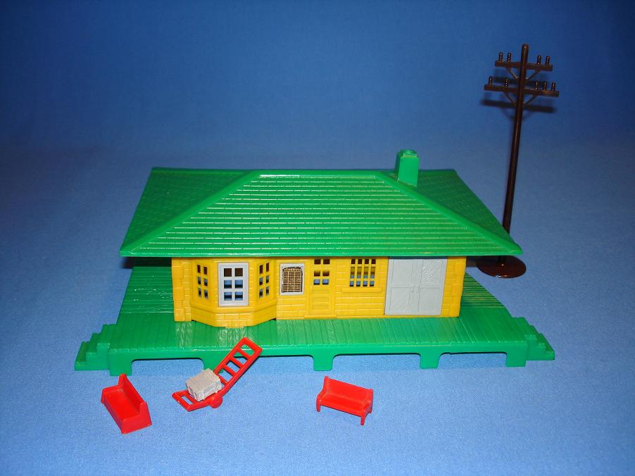 Louis Marx Electric Train Set 54745 Glendale Passenger Station Plastic Benches Luggage Cart