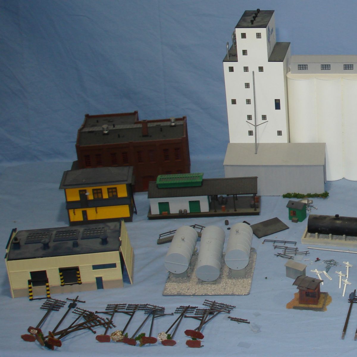  Atlas Korber HO Model Railroad Train Layout Building Lot Front Left