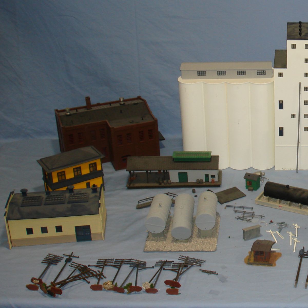 WALTHERS ATLAS KORBER HO MODEL RAILROAD TRAIN LAYOUT BUILDINGS LOT 