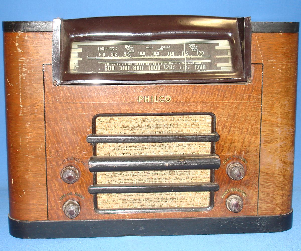 PHILCO BROADCAST SHORT WAVE 1941 TUBE RADIO MODEL 41240 WALNUT WOOD