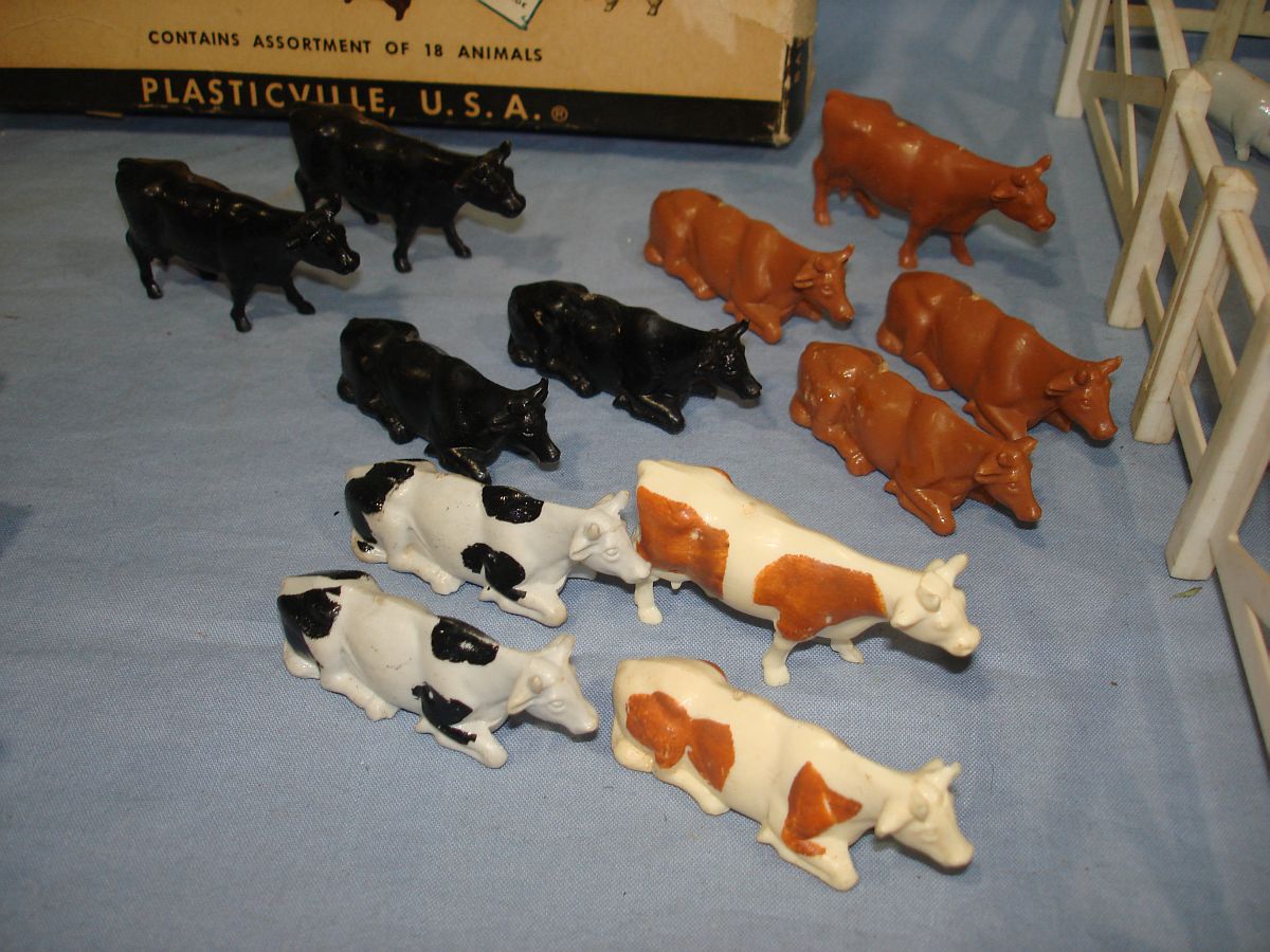 Vintage Bachmann Plasticville USA Barnyard Animal Set BY-4 12 Cows 4 Black 4 Tan 4 Spotted
