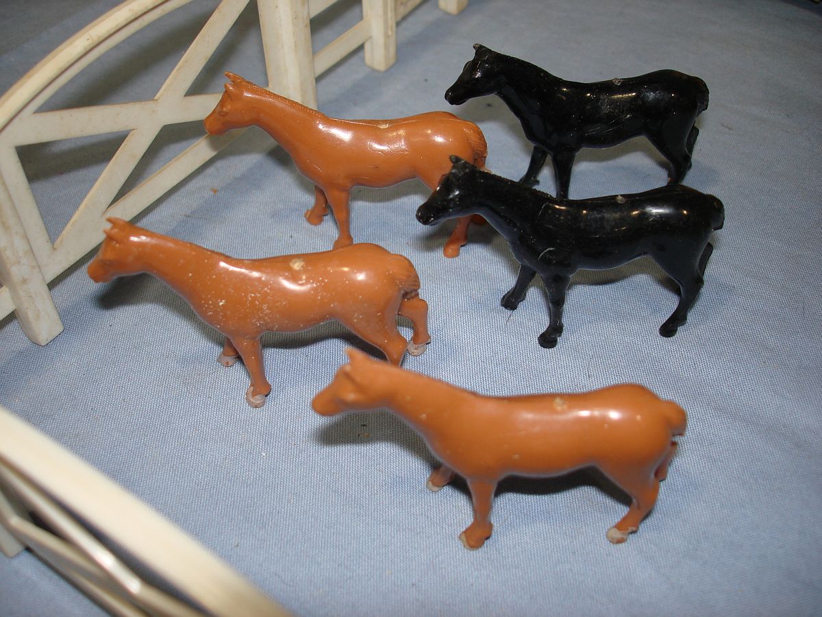 Vintage Bachmann Plasticville USA Barnyard Animal Set BY-4 5 Horses 3 Tan 2 Black