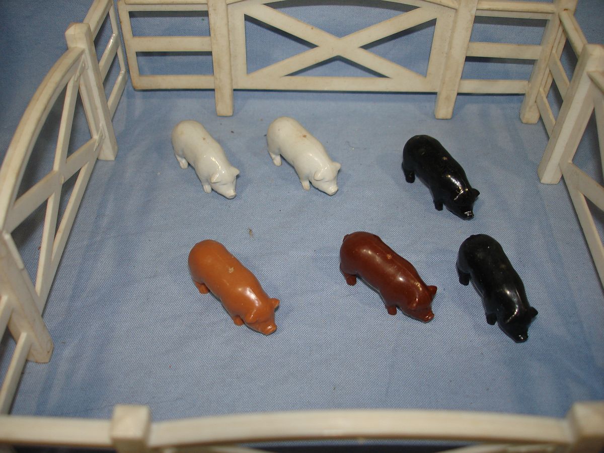 Vintage Bachmann Plasticville USA Barnyard Animal Set BY-4 8 Pigs 2 Black 2 White 1 Tan 1 Brown
