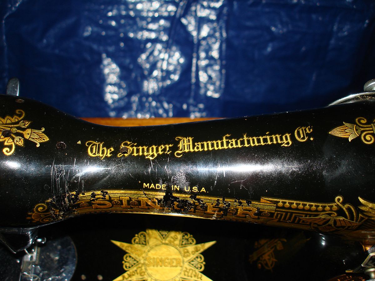 Vintage The Singer Manufacturing Company 1923 Treadle Sewing Machine AG035338