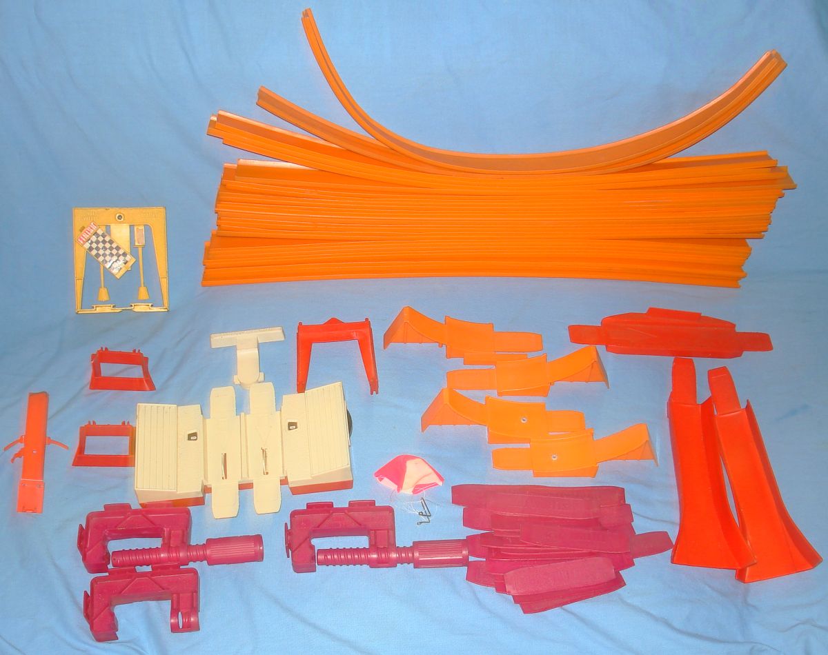 VINTAGE_MATTEL_HOT_WHEELS_RED_LINE_SPECIALTY_TRACK_LOT_CLAMPS_CONNECTORS_LOOPS.JPG