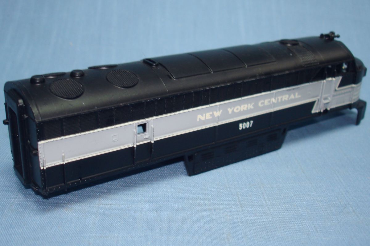 AHM Associated Hobby Manufacturers HO Scale New York Central FM C-Liner Electric Diesel Locomotive Engine AHM Associated Hobby Manufacturers HO Scale New York Central FM C-Liner Electric Diesel Locomotive Engine