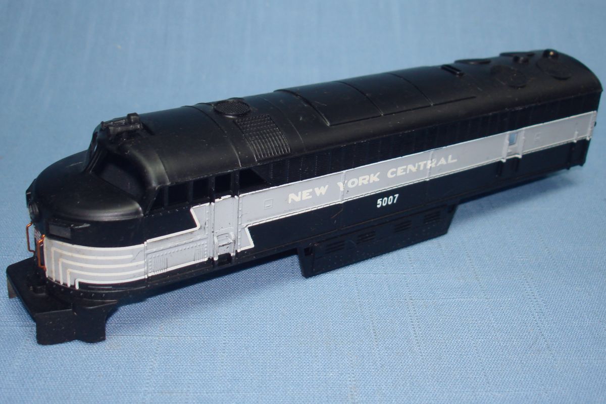 AHM Associated Hobby Manufacturers HO Scale New York Central FM C-Liner Electric Diesel Locomotive Engine Horns AHM Associated Hobby Manufacturers HO Scale New York Central FM C-Liner Electric Diesel Locomotive Engine Horns