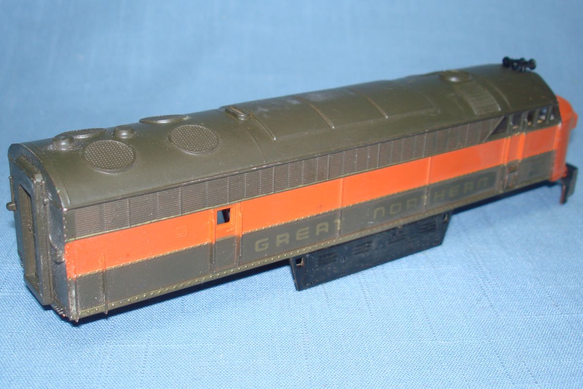 AHM Associated Hobby Manufacturers HO Scale Great Northern FM C-Liner Electric Diesel Locomotive Engine Shell AHM Associated Hobby Manufacturers HO Scale Great Northern FM C-Liner Electric Diesel Locomotive Engine Shell