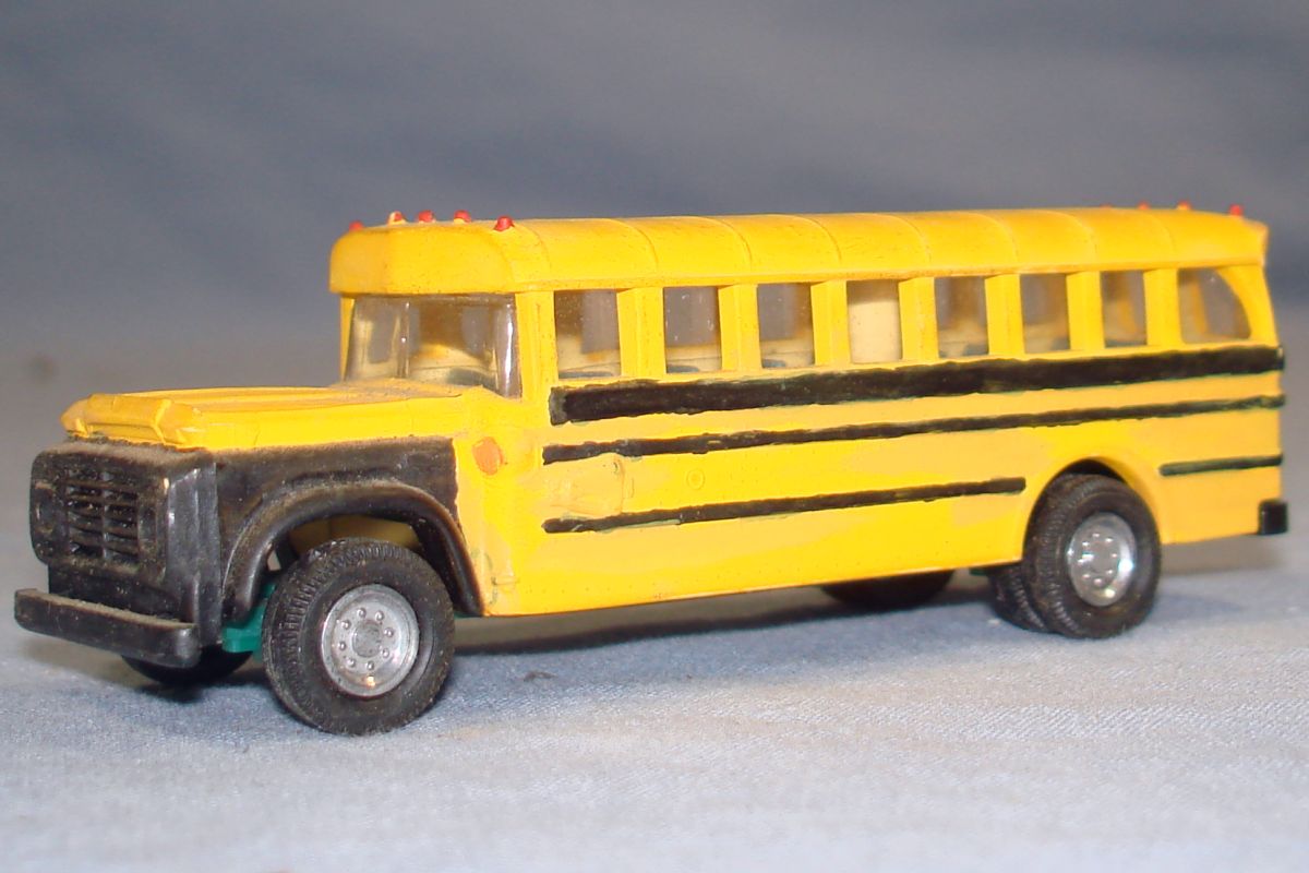 Lindberg Line School Bus HO Model Kit Green Chassis Windows #23 Lindberg Line School Bus HO Model Kit Green Chassis Windows #23