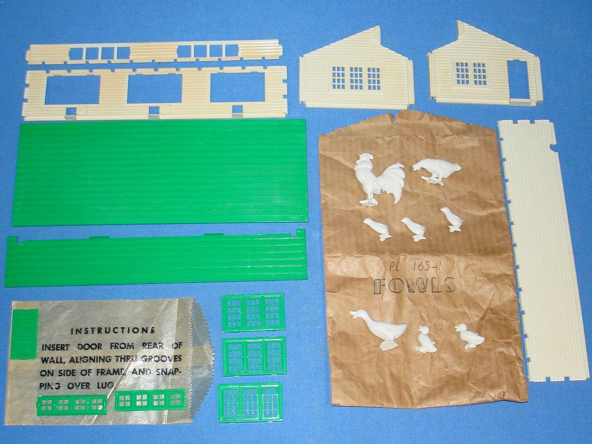 LOUIS MARX PLASTIC CHICKEN COOP WITH ACCESSORIES WHITE WALLS GREEN ...