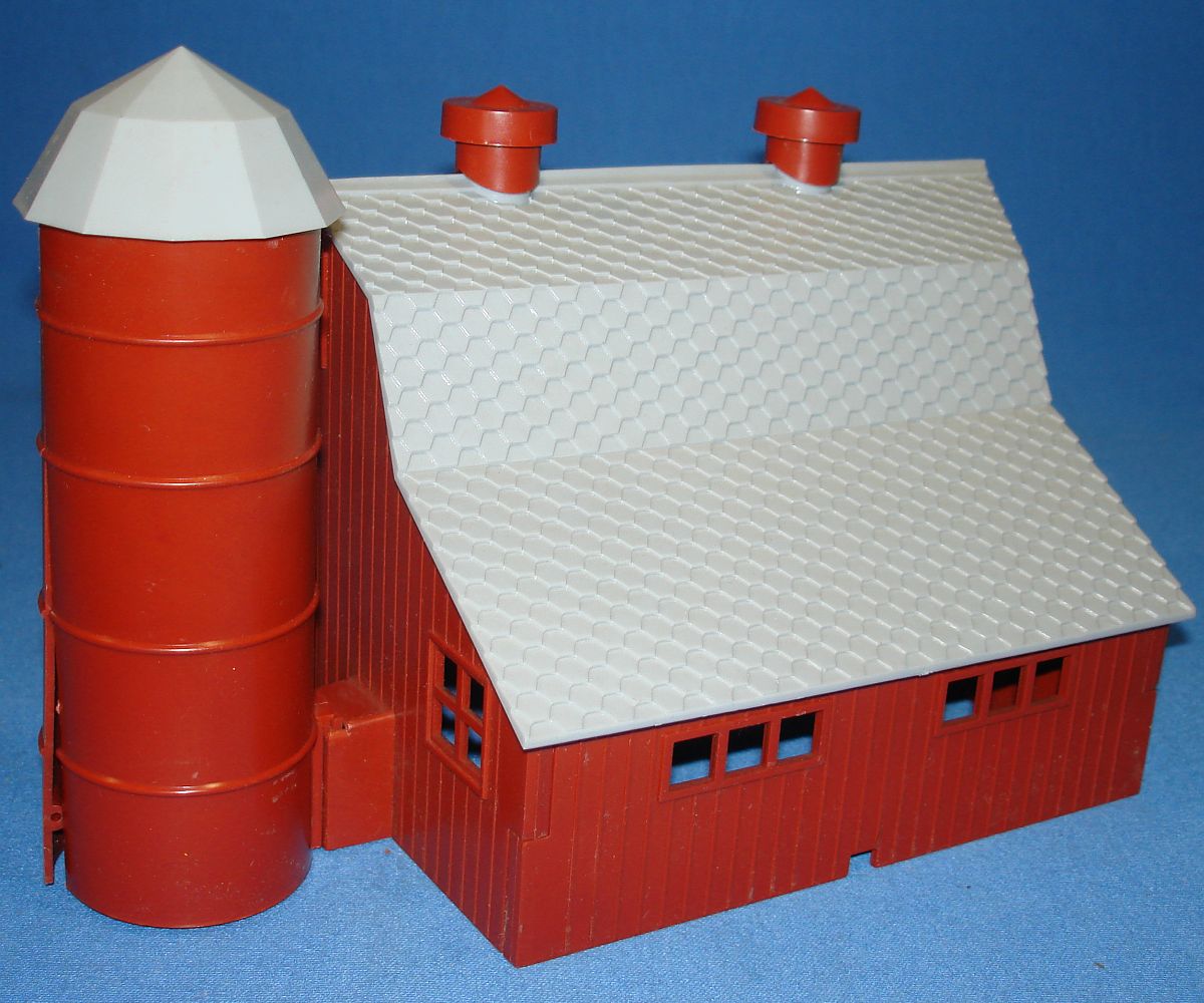 Plasticville U.S.A. Vintage O-Gauge Gray Tuscan Dairy Barn Silo 1622 Plasticville U.S.A. Vintage O-Gauge Gray Tuscan Dairy Barn Silo 1622