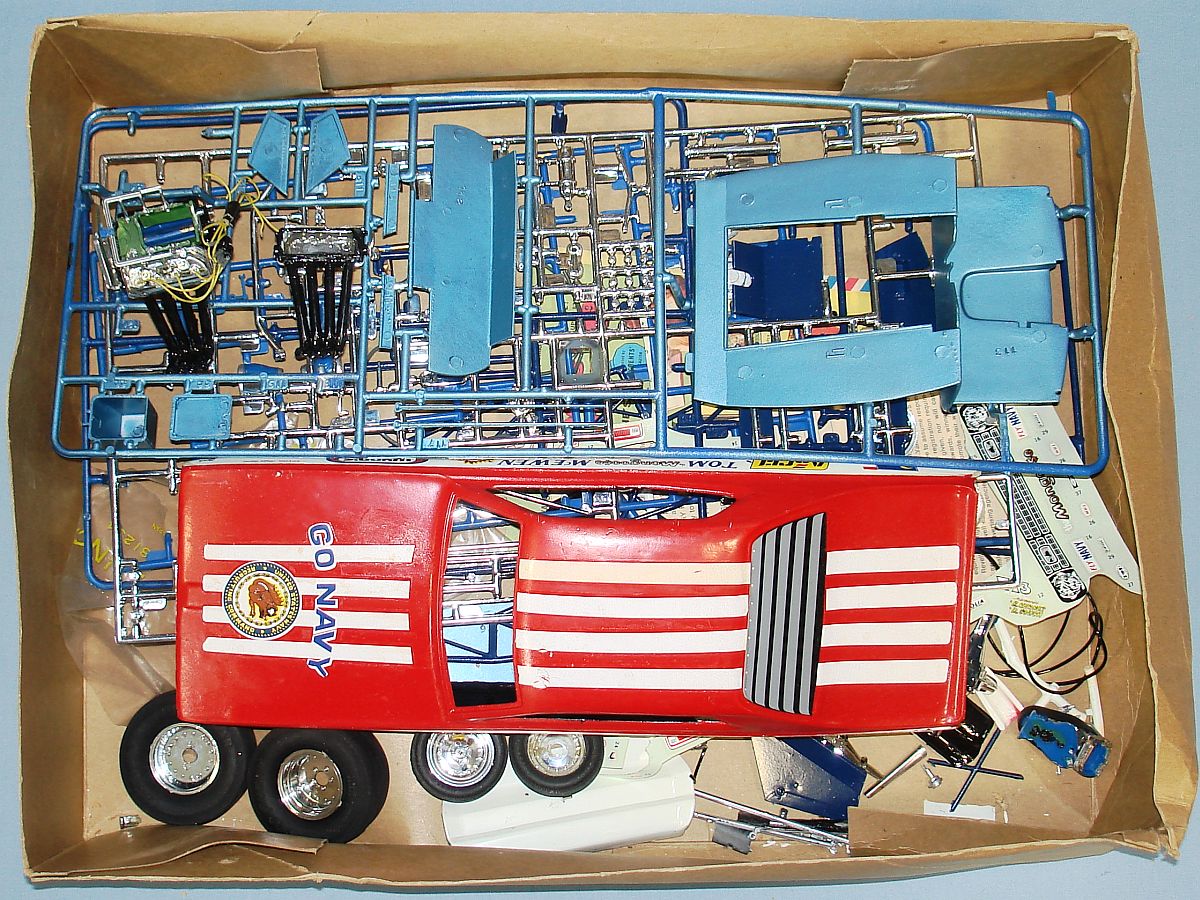 REVELL_TOM_MONGOOSE_MCEWENS_PLYMOUTH_DUSTER_FUNNY_CAR_MODEL_KIT_H1497_BOX_CONTENTS.JPG