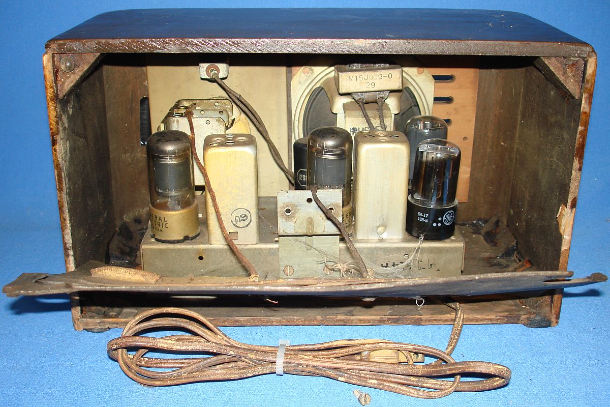 GE General Electric AM 1940 Wood Table Tube Radio Model #HJ514 Chassis GE General Electric AM 1940 Wood Table Tube Radio Model #HJ514 Chassis